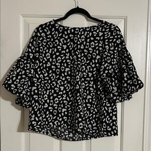 TCEC Black and White Animal Print Blouse. Puff Sleeves. EUC.  Large.